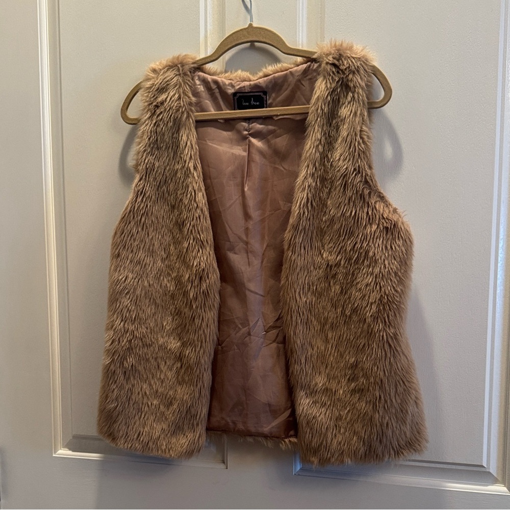 Love Tree Faux Fur Vest in Beige-Tan